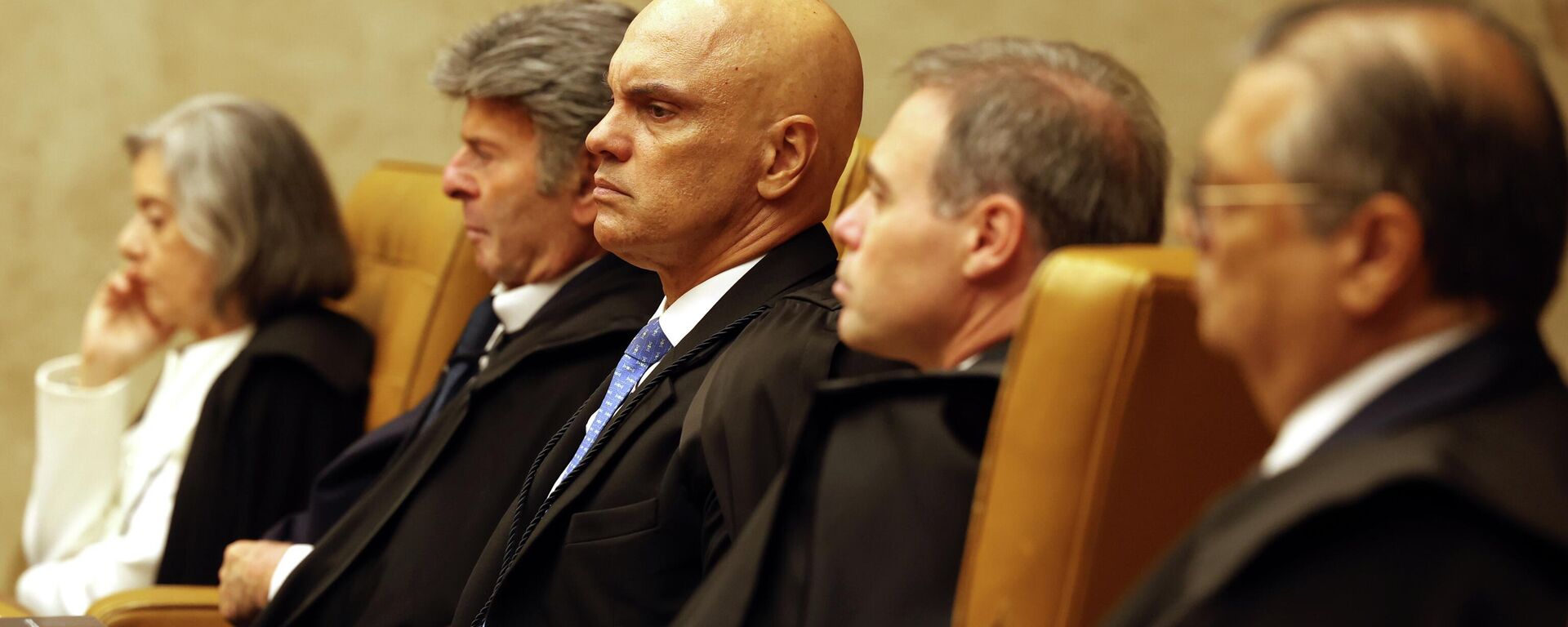 No centro da foto, o ministro Alexandre de Moraes durante sessão Solene de Abertura do Ano Judiciário do Supremo Tribunal Federal (STF), Brasília, 3 de fevereiro de 2025 - Sputnik Brasil, 1920, 06.05.2026