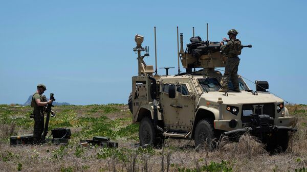 Fuzileiros Navais dos EUA preparam um Sistema Integrado de Defesa Aérea dos Fuzileiros Navais dos EUA (MADIS, na sigla em inglês), antes de um exercício militar conjunto com munição real entre as Filipinas e os EUA, chamado Balikatan (ombro a ombro), em um campo de treinamento da Marinha filipina em San Antonio, província de Zambales, norte das Filipinas, 27 de abril de 2025 - Sputnik Brasil