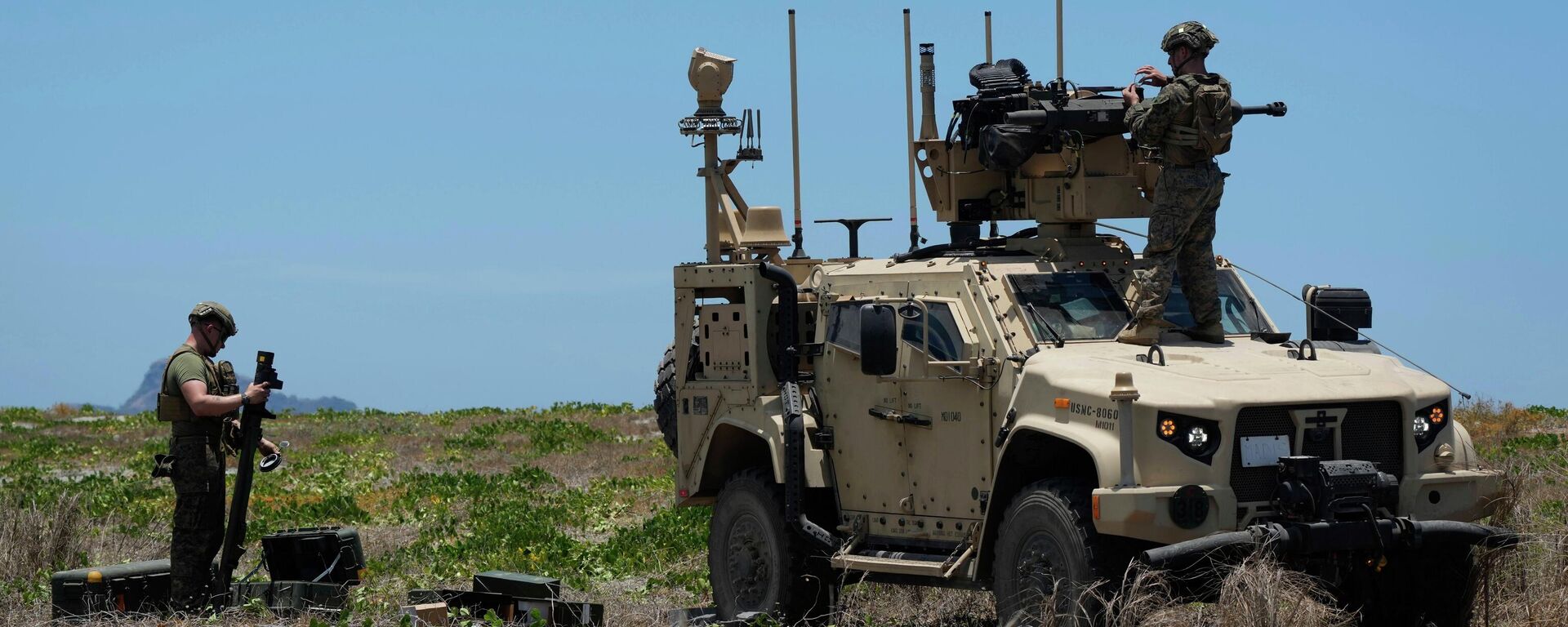 Fuzileiros Navais dos EUA preparam um Sistema Integrado de Defesa Aérea dos Fuzileiros Navais dos EUA (MADIS, na sigla em inglês), antes de um exercício militar conjunto com munição real entre as Filipinas e os EUA, chamado Balikatan (ombro a ombro), em um campo de treinamento da Marinha filipina em San Antonio, província de Zambales, norte das Filipinas, 27 de abril de 2025 - Sputnik Brasil, 1920, 06.05.2026