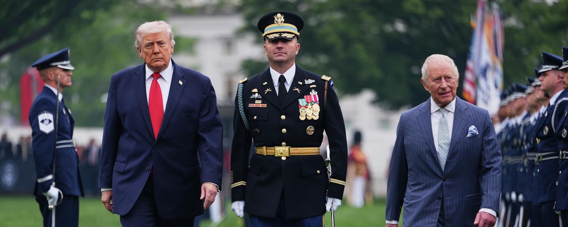 O presidente Donald Trump (à esquerda), e o rei Charles III (à direita) durante a cerimônia de chegada do britânico, no gramado sul da Casa Branca - Sputnik Brasil, 1920, 06.05.2026