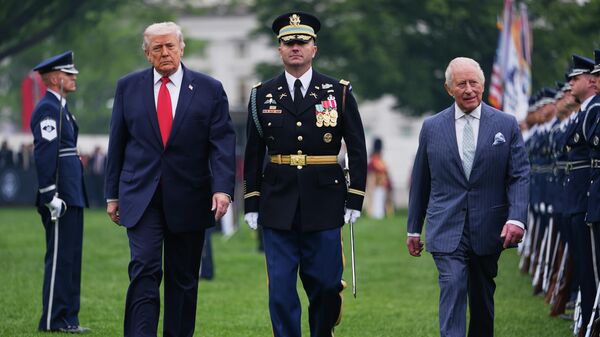 O presidente Donald Trump (à esquerda), e o rei Charles III (à direita) durante a cerimônia de chegada do britânico, no gramado sul da Casa Branca - Sputnik Brasil