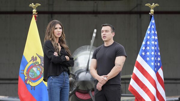 A então secretária de Segurança Interna dos EUA, Kristi Noem, visita a base aérea Eloy Alfaro acompanhada pelo presidente do Equador, Daniel Noboa. Manta, Equador, 5 de novembro de 2025 - Sputnik Brasil