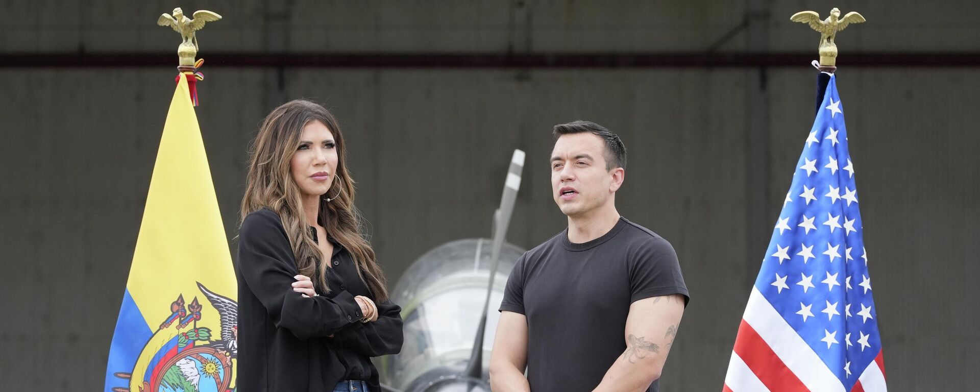A então secretária de Segurança Interna dos EUA, Kristi Noem, visita a base aérea Eloy Alfaro acompanhada pelo presidente do Equador, Daniel Noboa. Manta, Equador, 5 de novembro de 2025 - Sputnik Brasil, 1920, 06.05.2026