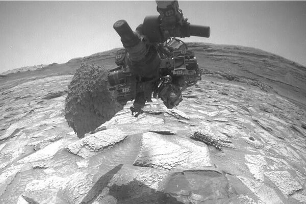 A broca do Curiosity penetrando na rocha apelidada de Atacama - Sputnik Brasil