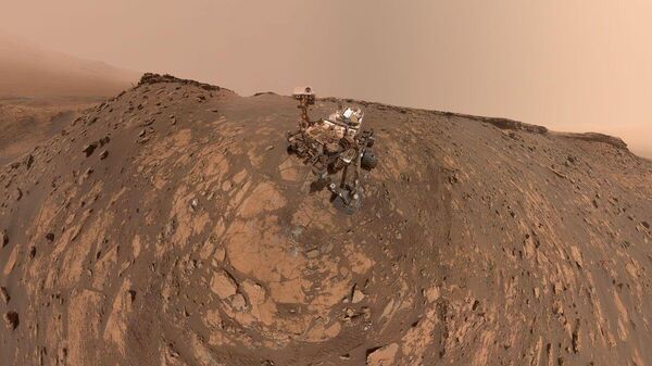 Esta selfie foi tirada pelo rover Curiosity da NASA em Marte, no dia 26 de fevereiro de 2020 (o 2.687º dia marciano, ou sol, da missão). A camada de rocha desmoronada no topo da imagem é o Pedimento de Greenheugh, que o Curiosity escalou logo após tirar a foto - Sputnik Brasil