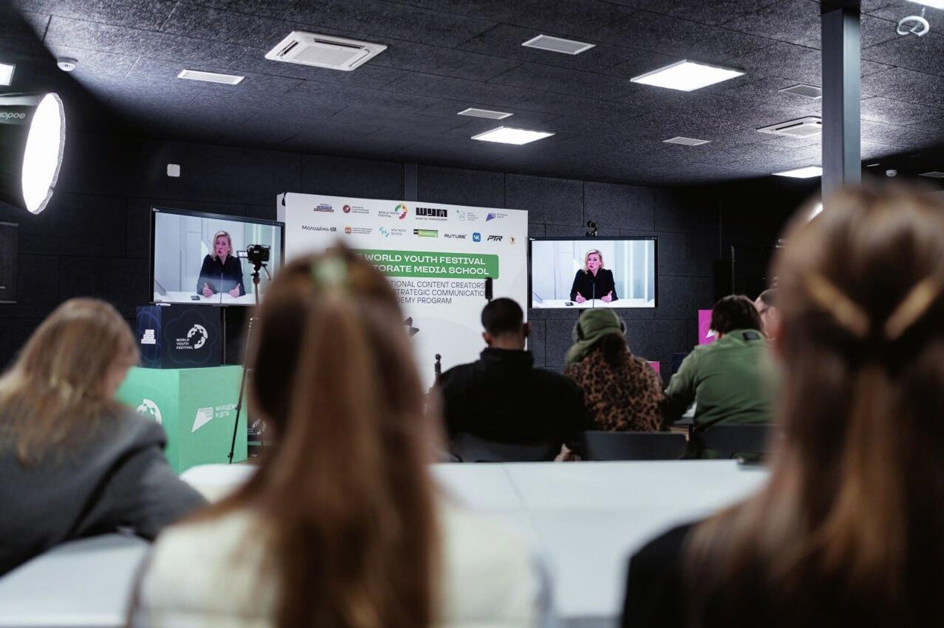 A representante oficial do Ministério das Relações Exteriores russo, Maria Zakharova, participa da abertura da escola de mídia.