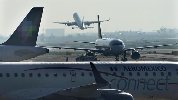 Aviões de passageiros decolam do Aeroporto Internacional Benito Juárez, na Cidade do México, 12 de maio de 2022 - Sputnik Brasil