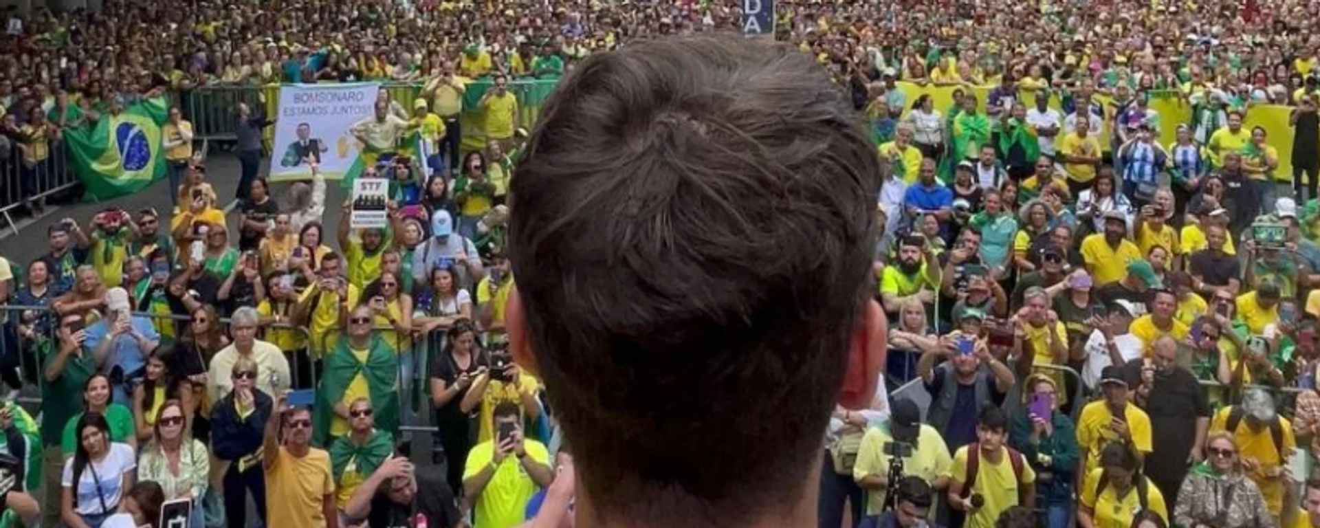 Atrás da cabeça do deputado Nikolas Ferreira durante ato bolsonarista. - Sputnik Brasil, 1920, 07.05.2026