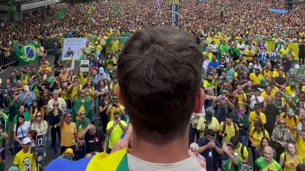 Atrás da cabeça do deputado Nikolas Ferreira durante ato bolsonarista. - Sputnik Brasil