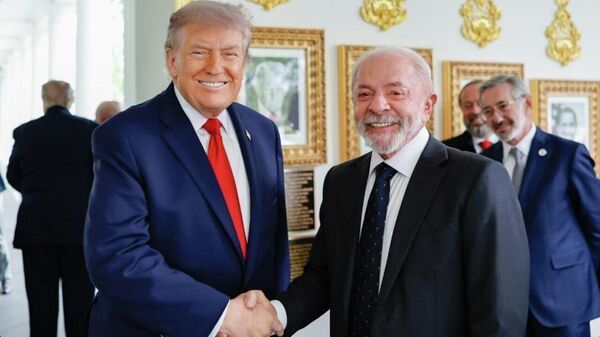 Luiz Inácio Lula da Silva e Donald Trump se cumprimentam para foto após encontro na Casa Branca com duração de quase três horas, em 7 de maio de 2026 - Sputnik Brasil