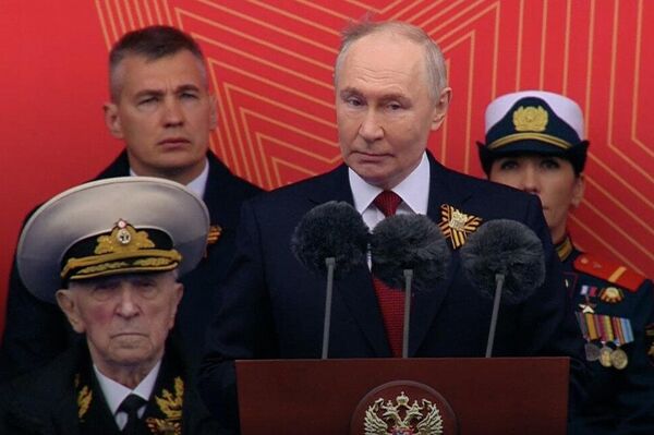 Vladimir Putin parabeniza os militares e todos os cidadãos russos pelo Dia da Vitória - Sputnik Brasil