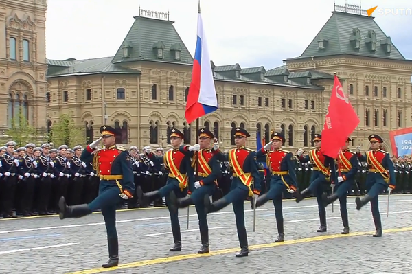 Bandeira da Rússia e Bandeira da Vítória aparecem na Praça Vermelha, Moscou, 9 de maio de 2026 - Sputnik Brasil