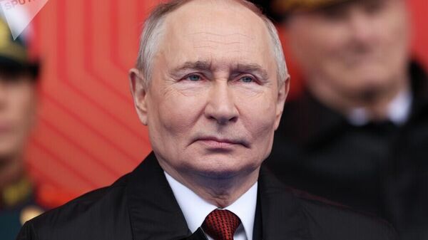 O presidente russo, Vladimir Putin, chegou à Praça Vermelha para a parada em celebração do Dia da Vitória - Sputnik Brasil
