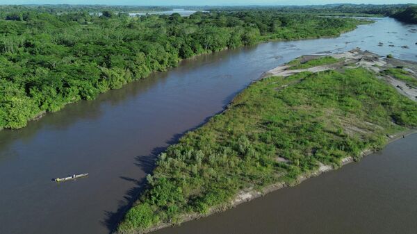 A boat travels near the Island of Silence along the Magdalena River, where hippos descended from animals introduced by the late drug trafficker Pablo Escobar have found refuge and multiplied, in Puerto Triunfo, Colombia, Thursday, April 23, 2026. (AP Photo/Fernando Vergara) - Sputnik Brasil