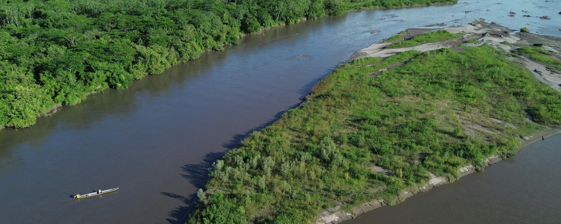 A boat travels near the Island of Silence along the Magdalena River, where hippos descended from animals introduced by the late drug trafficker Pablo Escobar have found refuge and multiplied, in Puerto Triunfo, Colombia, Thursday, April 23, 2026. (AP Photo/Fernando Vergara) - Sputnik Brasil, 1920, 11.05.2026