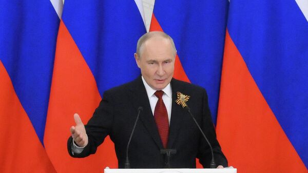 Vladimir Putin em uma coletiva de imprensa após uma série de reuniões internacionais em Moscou. Rússia, 9 de maio de 2026 - Sputnik Brasil