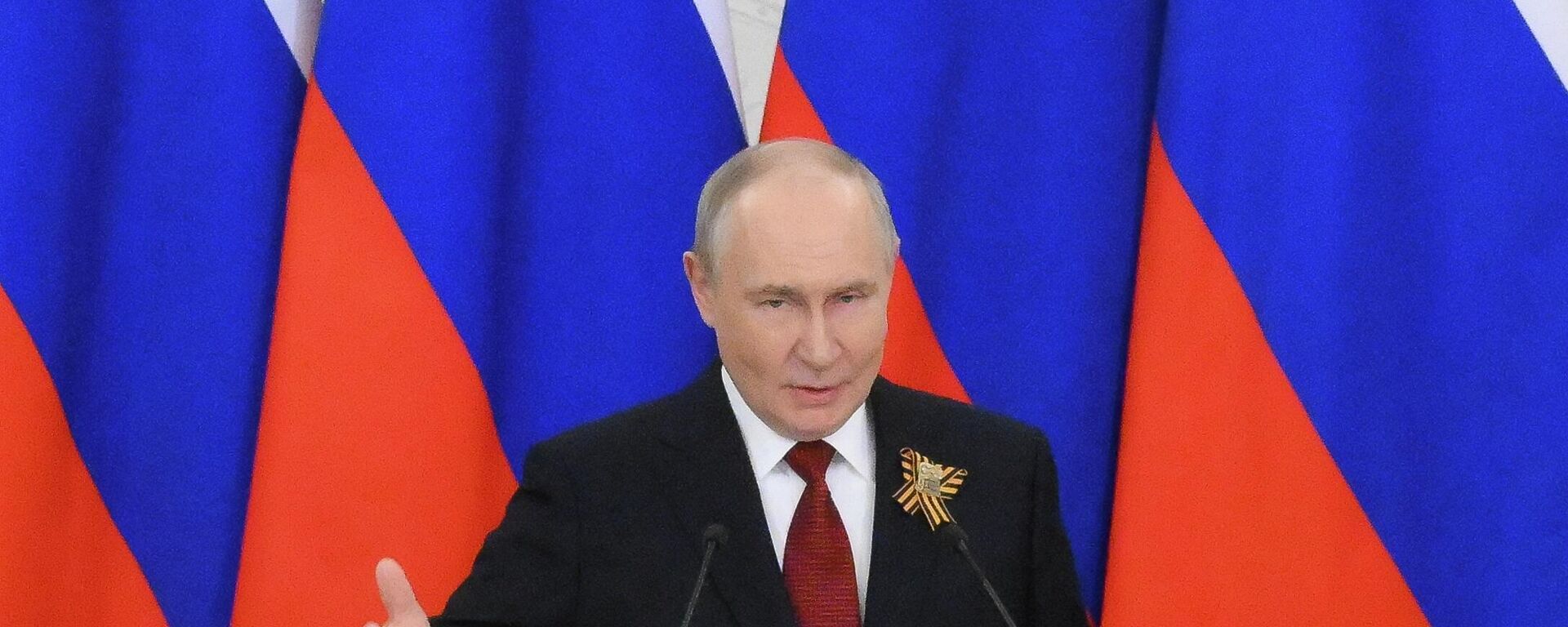 Vladimir Putin em uma coletiva de imprensa após uma série de reuniões internacionais em Moscou. Rússia, 9 de maio de 2026 - Sputnik Brasil, 1920, 09.05.2026