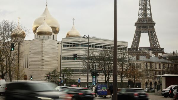 A Catedral Ortodoxa Russa da Santíssima Trindade e o centro cultural adjacente, à direita, são vistos ao lado da Torre Eiffel em Paris. França, 26 de novembro de 2025 - Sputnik Brasil