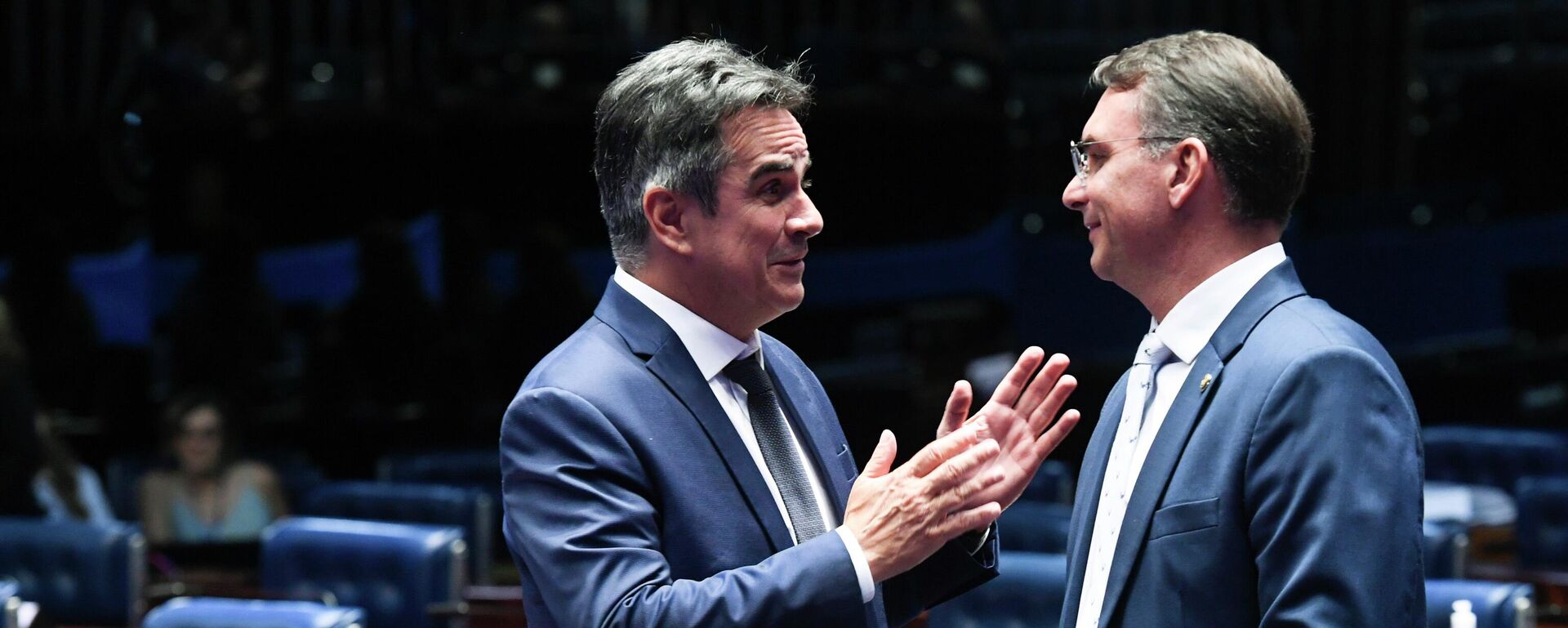 Ciro Nogueira (à esq.) conversa com Flávio Bolsonaro (à dir.) durante sessão deliberativa no Senado, em 3 de dezembro de 2024 - Sputnik Brasil, 1920, 09.05.2026