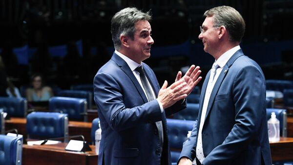Ciro Nogueira (à esq.) conversa com Flávio Bolsonaro (à dir.) durante sessão deliberativa no Senado, em 3 de dezembro de 2024 - Sputnik Brasil