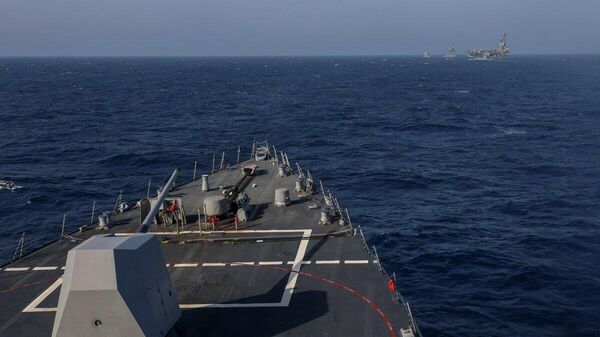 Embarcações da Marinha dos Estados Unidos navegam pelo mar Arábico - Sputnik Brasil