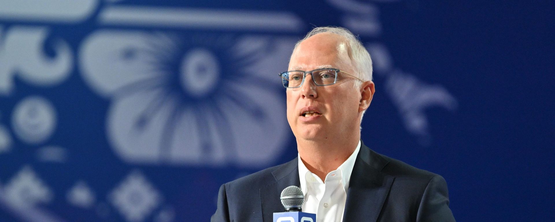 Kirill Dmitriev, CEO do Fundo Russo de Investimento Direto (RDIF) e Representante Especial do Presidente da Rússia para Investimento e Cooperação Econômica com Países Estrangeiros, discursa na maratona educacional federal Conhecimento.Em Primeiro Lugar, em Moscou, em 29 de abril de 2026 - Sputnik Brasil, 1920, 22.10.2026