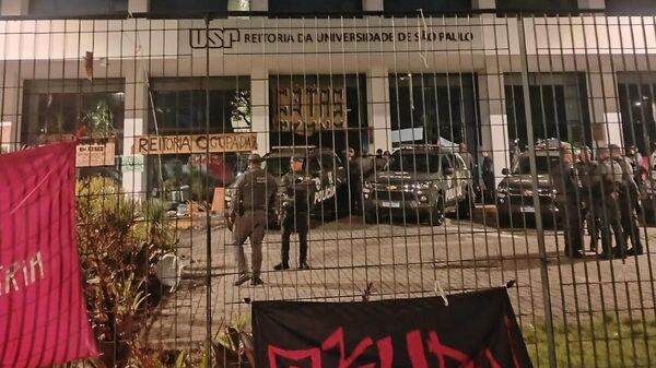 Policiais militares em frente à reitoria da Universidade de São Paulo (USP), em 10 de maio de 2026 - Sputnik Brasil