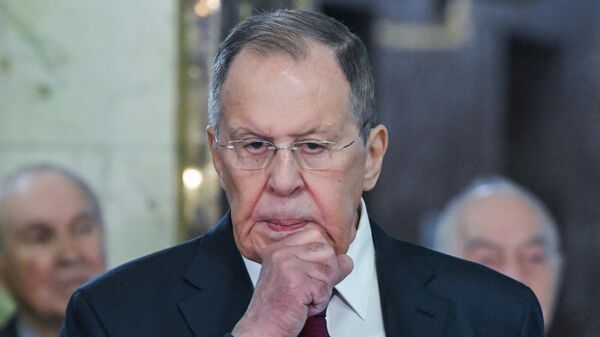 O ministro das Relações Exteriores da Rússia, Sergei Lavrov, em uma cerimônia de deposição de flores nas placas memoriais em homenagem aos diplomatas mortos na Grande Guerra pela Pátria, no saguão do Ministério das Relações Exteriores da Rússia, na véspera do Dia da Vitória, em 8 de maio de 2026 - Sputnik Brasil