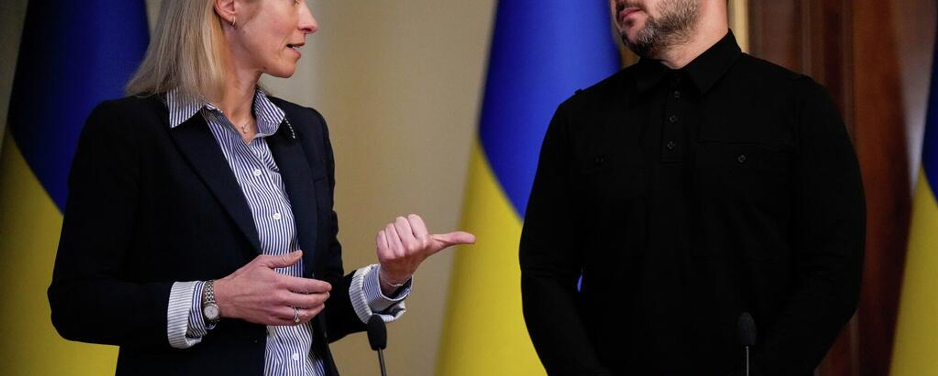O presidente da Ucrânia, Vladimir Zelensky, ouve enquanto a chefe da diplomacia europeia, Kaja Kallas, fala durante uma conferência de imprensa em Kiev, Ucrânia,13 de outubro de 2025 - Sputnik Brasil, 1920, 19.05.2026