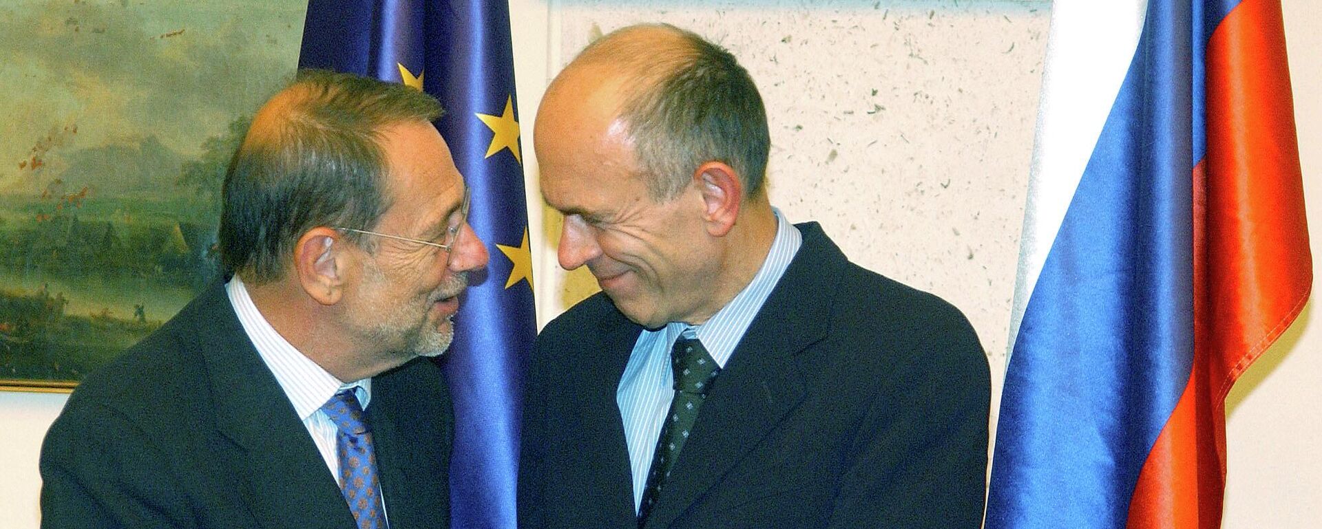 Javier Solana (à esquerda), então chefe da política externa e de segurança da União Europeia, com o então presidente esloveno, Janez Drnovsek, em setembro de 2004, no contexto da entrada do país no bloco europeu e na Organização do Tratado do Atlântico Norte (OTAN) - Sputnik Brasil, 1920, 13.05.2026