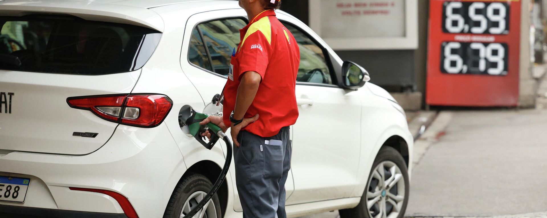 Frentista abastece carro em posto de combustíveis na região central do Rio de Janeiro, em 20 de março de 2026 - Sputnik Brasil, 1920, 12.05.2026