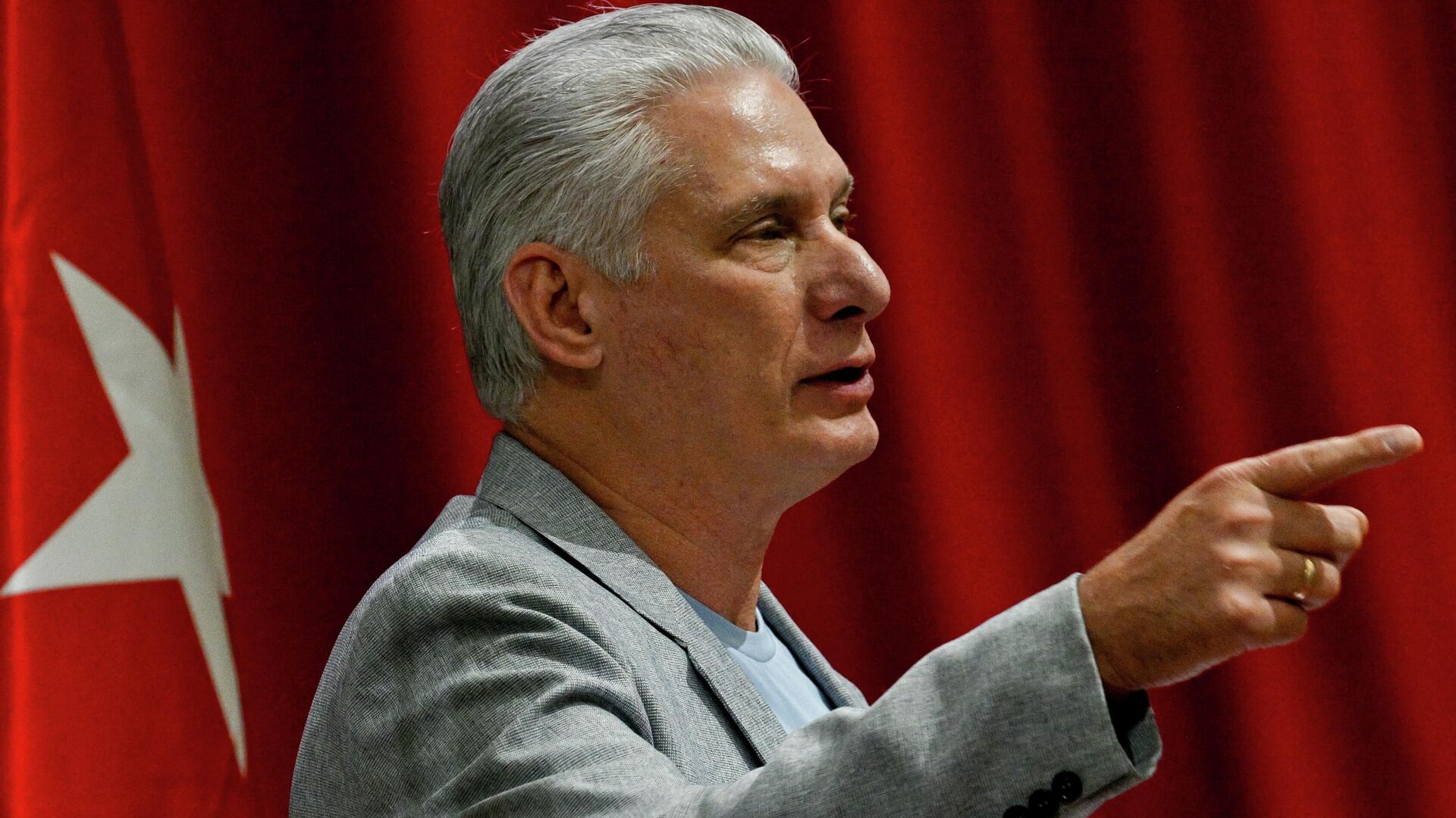 O presidente de Cuba, Miguel Díaz-Canel, discursa aos participantes da Nuestra América no Palácio das Convenções em Havana, Cuba, em 20 de março de 2026 O presidente de Cuba, Miguel Díaz-Canel, discursa aos participantes da Nuestra América no Palácio das Convenções em Havana, Cuba, em 20 de março de 2026 - Sputnik Brasil, 1920, 13.05.2026