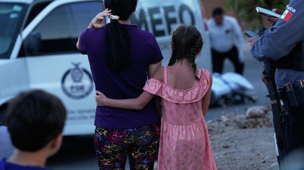 Parentes de uma vítima fatal assassinada em Culiacán, em Sinaloa, em 26 de abril de 2026 - Sputnik Brasil