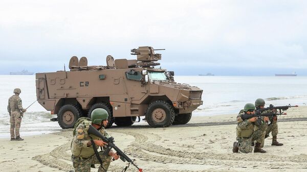 Marinheiros da Marinha do Brasil e da França fazem exercícios durante a missão Jeanne d'Arc 2026 na Restinga de Marambaia, em Mangaratiba (RJ).  - Sputnik Brasil