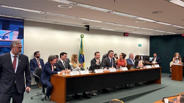 Ministro da Secretaria-Geral da Presidência da República, Guilherme Boulos fala à imprensa na Câmara dos Deputados, em 13 de maio de 2026 - Sputnik Brasil