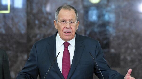 O ministro das Relações Exteriores da Rússia, Sergei Lavrov, discursa em uma cerimônia em 8 de maio de 2026 - Sputnik Brasil