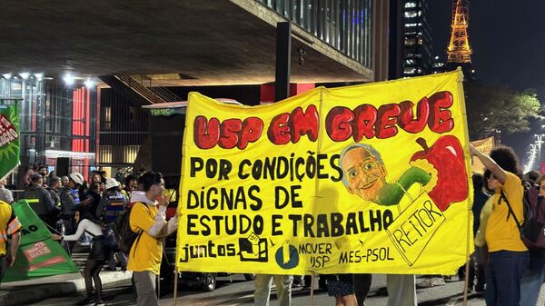 Ato unificado na Paulista reúne centenas em favor de greve na USP e contra desmonte de universidades. 13 de maio de 2026 - Sputnik Brasil
