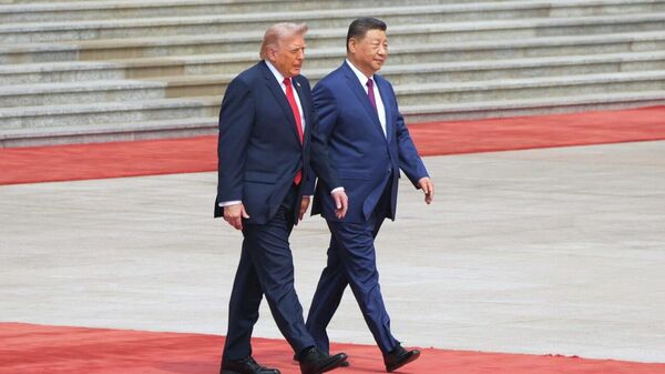 Presidentes da China, Xi Jiping, e dos Estados Unidos, Donald Trump, atravessam tapete vermelho durante cerimônia em Pequim. 13 de maio de 2026 - Sputnik Brasil