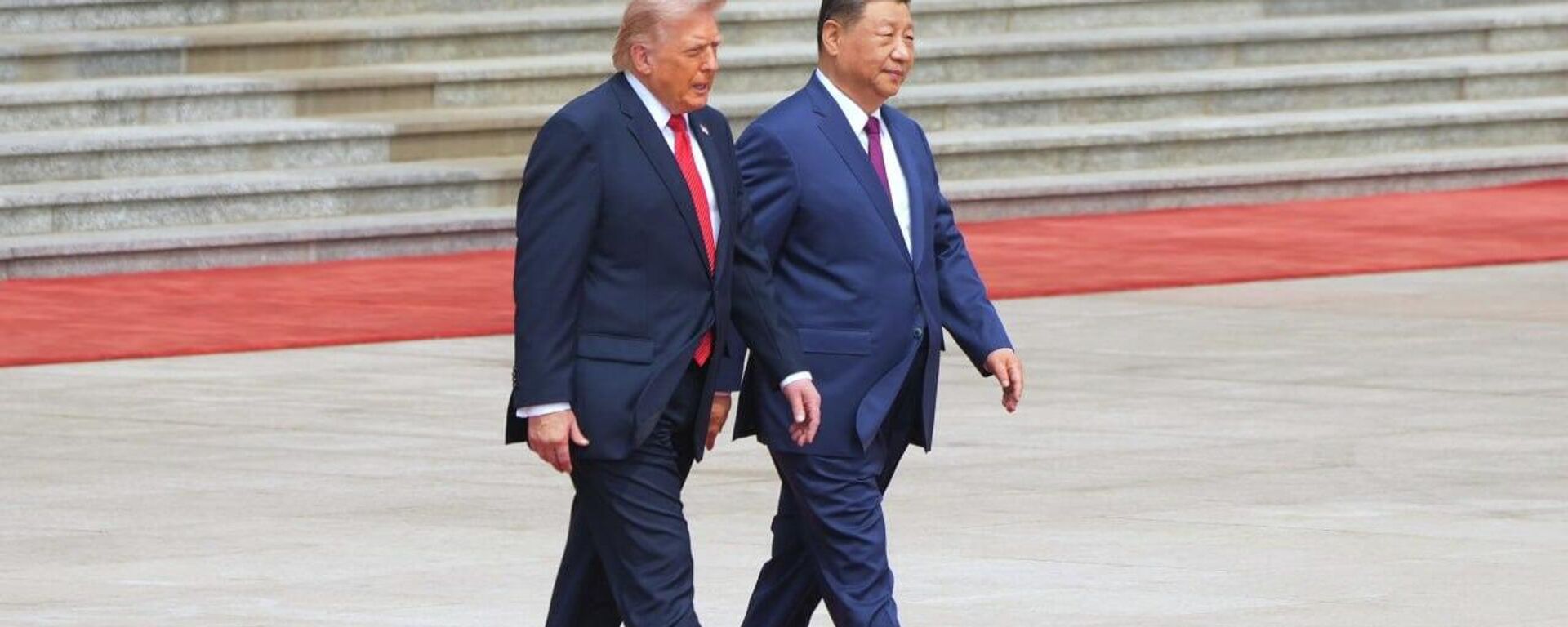 Presidentes da China, Xi Jiping, e dos Estados Unidos, Donald Trump, atravessam tapete vermelho durante cerimônia em Pequim. 13 de maio de 2026 - Sputnik Brasil, 1920, 13.05.2026
