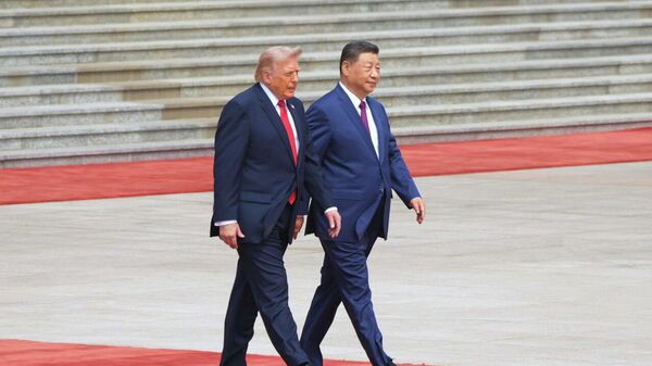 Presidentes da China, Xi Jiping, e dos Estados Unidos, Donald Trump, atravessam tapete vermelho durante cerimônia em Pequim. 13 de maio de 2026 - Sputnik Brasil