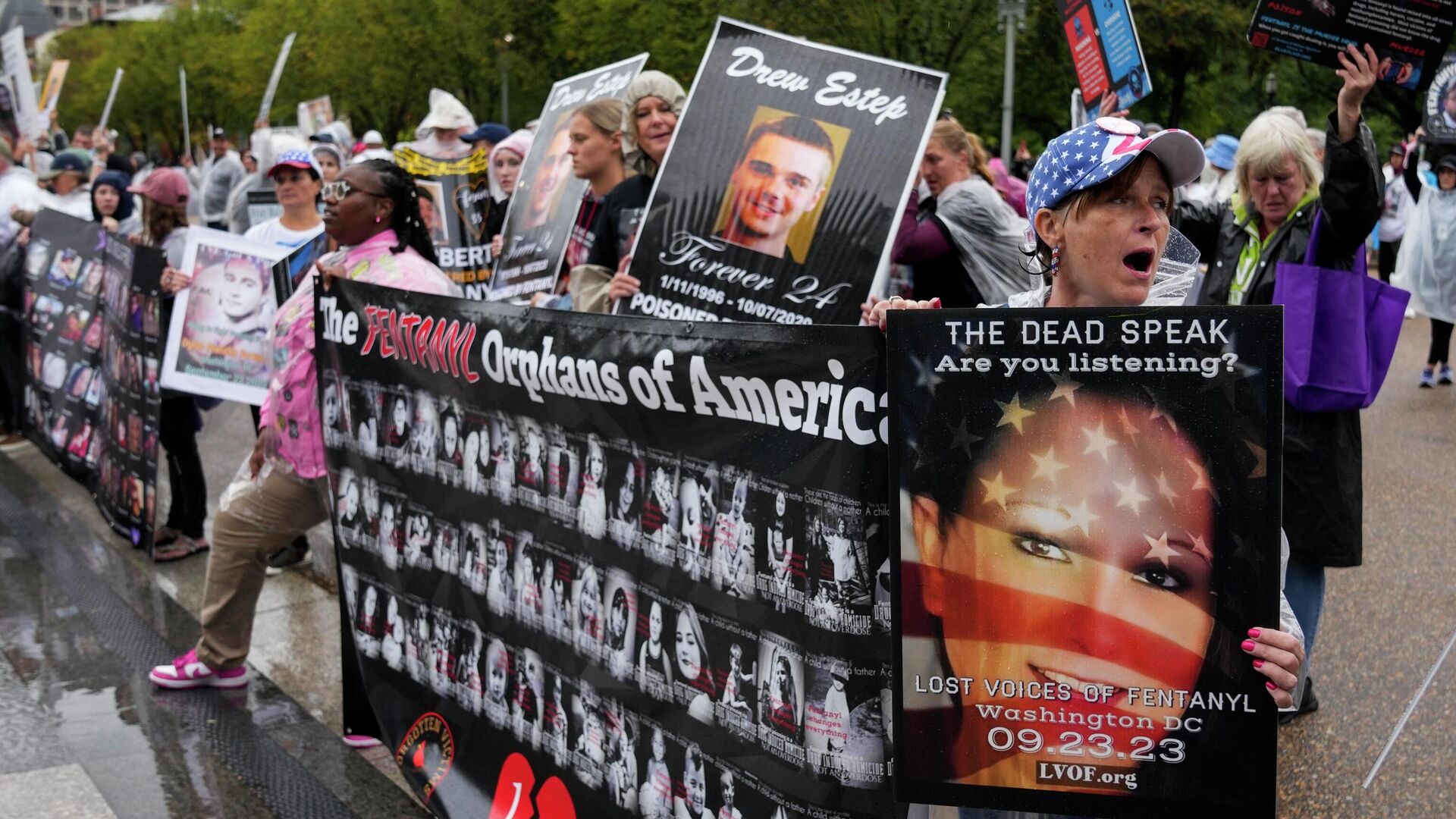 Pessoas protestam em frente à Casa Branca contra a crise de opioides nos Estados Unidos, em 23 de setembro de 2023 Pessoas protestam em frente à Casa Branca contra a crise de opioides nos Estados Unidos, em 23 de setembro de 2023 - Sputnik Brasil, 1920, 14.05.2026