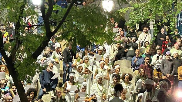 Grupo afro-brasileiro Ilú Obá de Min durante a tradicional lavagem da Escadaria do Bixiga, em São Paulo. 13 de maio de 2026 - Sputnik Brasil