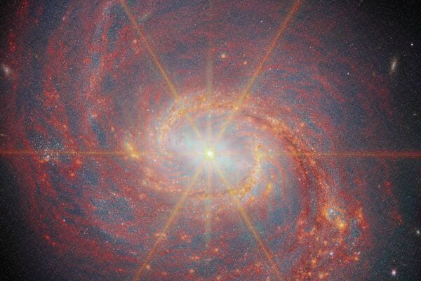 Uma composição de imagens de M77 no infravermelho próximo e médio obtidas pelo Telescópio Espacial James Webb (JWST, na sigla em inglês) - Sputnik Brasil