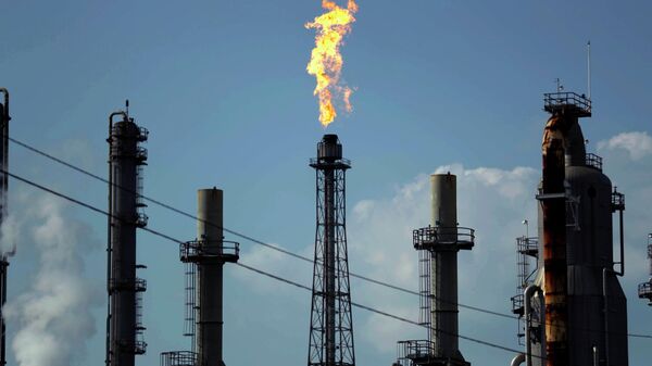 Nesta foto de arquivo, uma chama arde na refinaria de petróleo Shell Deer Park, em Deer Park, Texas, EUA, 31 de agosto de 2017 - Sputnik Brasil