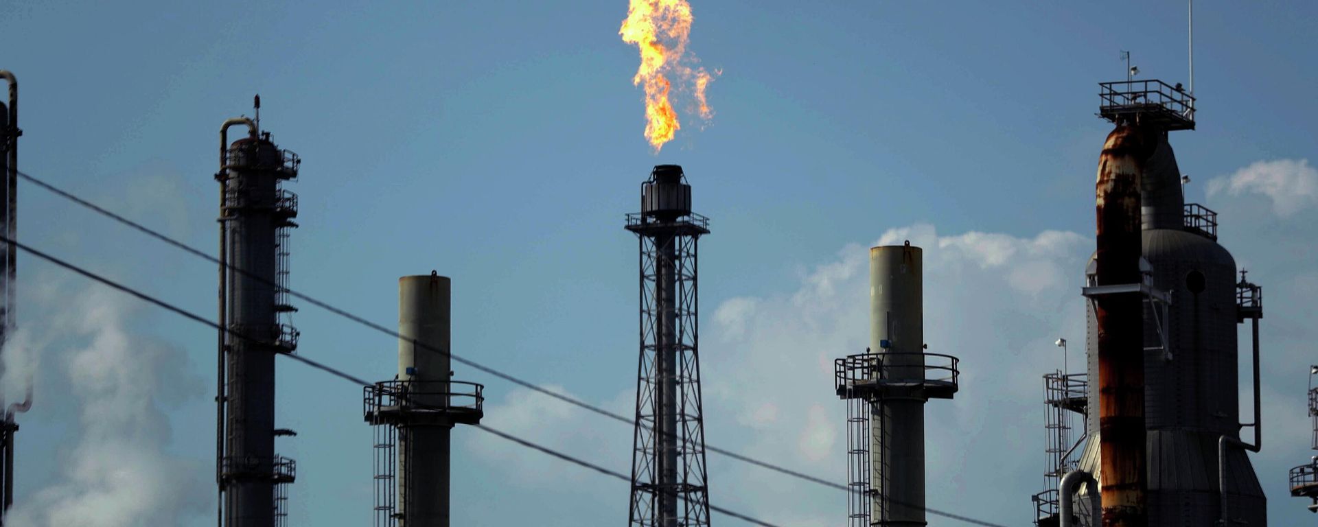 Nesta foto de arquivo, uma chama arde na refinaria de petróleo Shell Deer Park, em Deer Park. Texas, EUA, 31 de agosto de 2017 - Sputnik Brasil, 1920, 22.09.2026