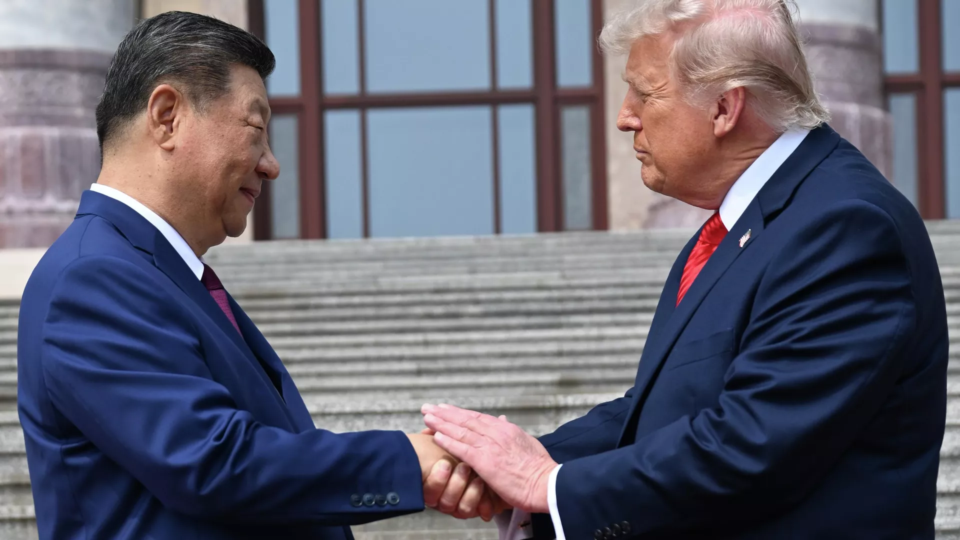 O presidente chinês, Xi Jinping, aperta a mão do presidente dos Estados Unidos, Donald Trump, no Grande Salão do Povo, em Pequim, em 14 de maio de 2026 - Sputnik Brasil, 1920, 14.05.2026