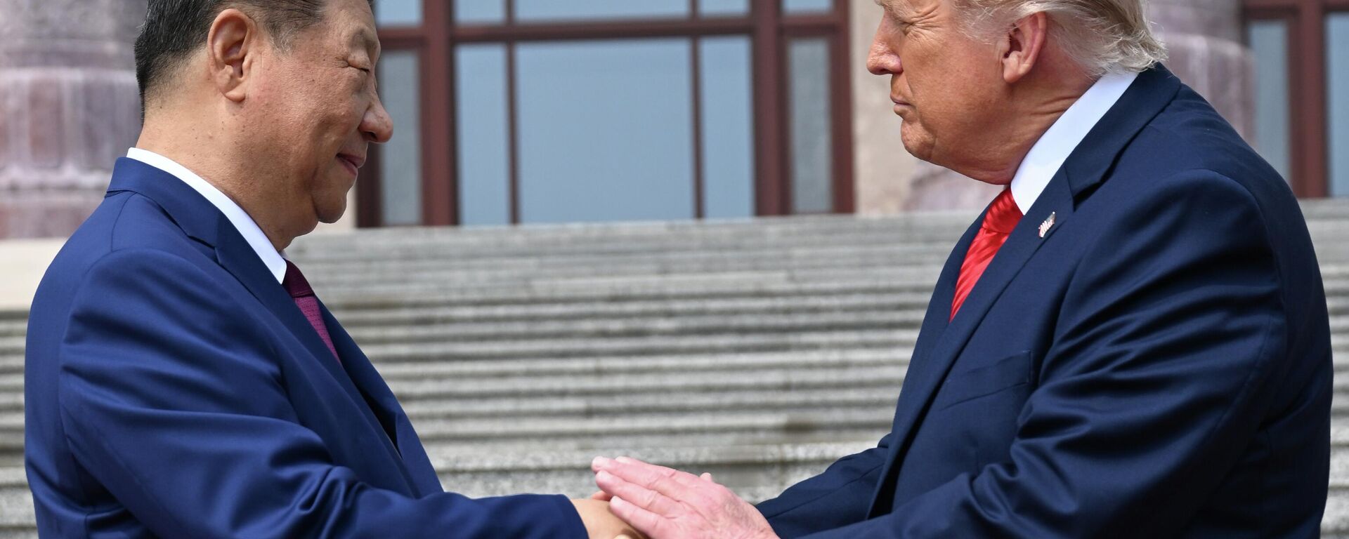 O presidente chinês, Xi Jinping, aperta a mão do presidente dos Estados Unidos, Donald Trump, no Grande Salão do Povo, em Pequim, em 14 de maio de 2026 - Sputnik Brasil, 1920, 14.05.2026
