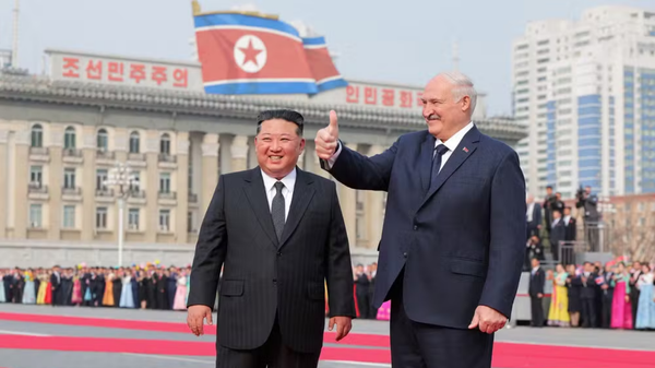 Kim Jong-un recebe o presidente de Belarus, Aleksandr Lukashenko, em Pyongyang - Sputnik Brasil