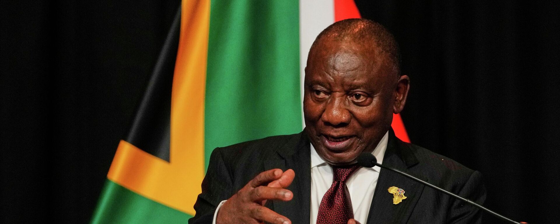 Cyril Ramaphosa, presidente sul-africano, discursa durante conferência de imprensa após reunião com líderes da União Europeia em Joanesburgo. África do Sul, 20 de novembro de 2025 - Sputnik Brasil, 1920, 15.05.2026