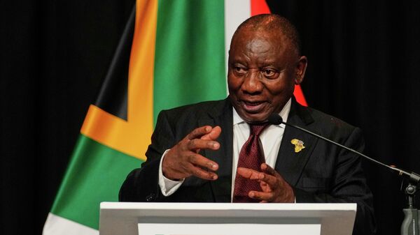 Cyril Ramaphosa discursa durante a conferência de imprensa após reunião com líderes da UE em Joanesburgo. África do Sul, 20 de novembro de 2025 - Sputnik Brasil